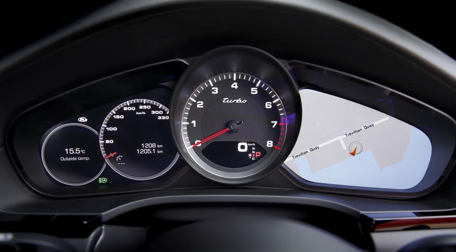 Панель приборов Porsche Cayenne Turbo Coupe 2019 года  (AU) (фото 5 из 40)